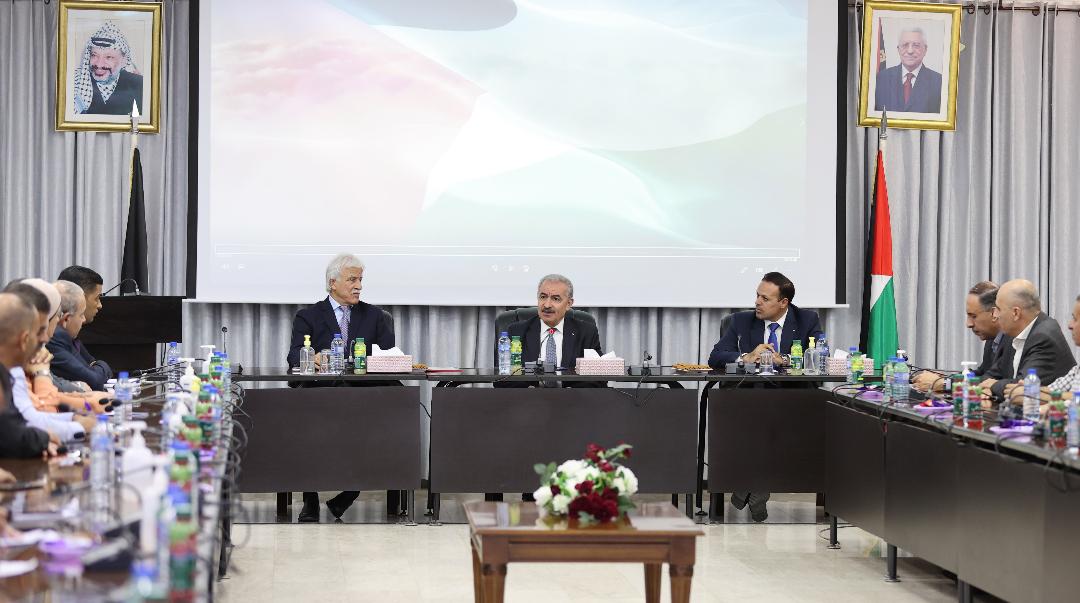 رئيس الوزراء محمد اشتية خلال زيارته مقر وزارة التربية والتعليم بمدينة رام الله